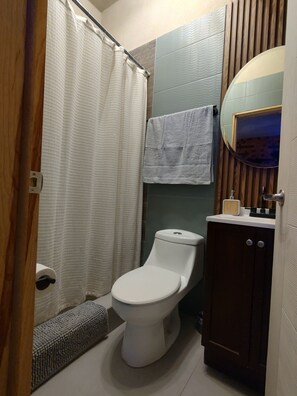 Een douche, een haardroger, handdoeken, zeep