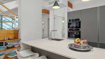 Kühlschrank, Mikrowelle, Ofen, Herdplatte