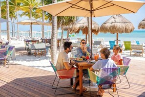 تناول الطعام بالخارج