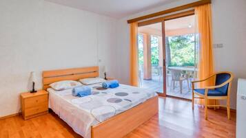 5 chambres, bureau, chambres insonorisées, fer et planche à repasser