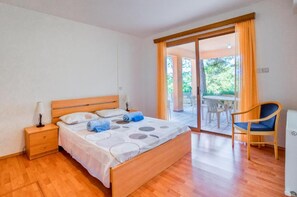 5 chambres, bureau, chambres insonorisées, fer et planche à repasser