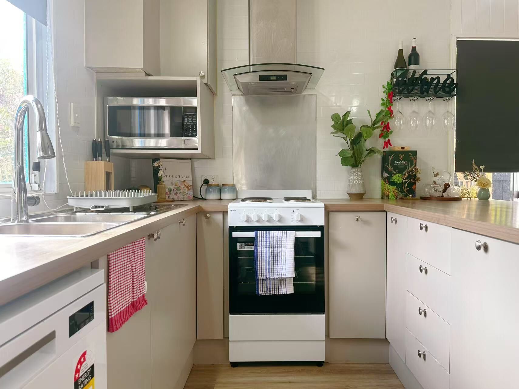 Kjøleskap, mikrobølgeovn, ovn og kokeplater