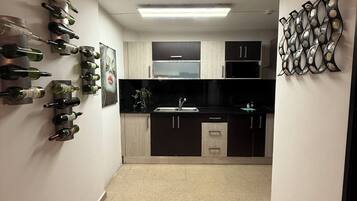 Kühlschrank, Mikrowelle, Ofen, Herdplatte