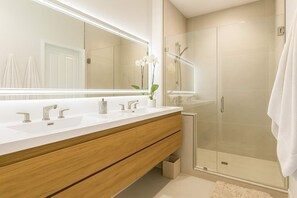 Shower, hair dryer, towels, shampoo - Desert Princess Resort Home with Private Pool (Cathedral City)