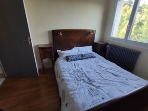 Tabla de planchar con plancha, wifi y ropa de cama 