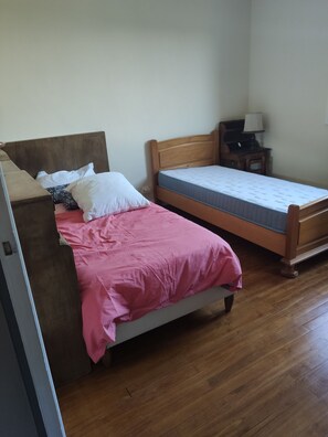 Ferros/tábuas de passar roupa, Wi-Fi, roupa de cama