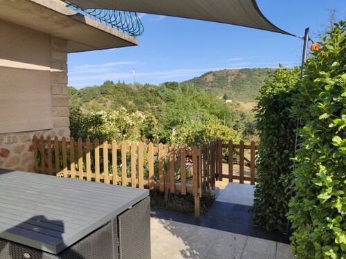 Apartment with private terrace, in the country and in the city at the same time.