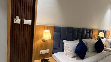 Family Triple Room | Desk, laptop workspace, free WiFi