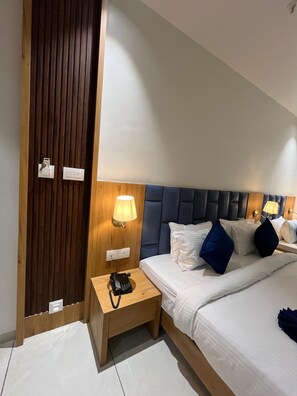 Escritorio, espacio para trabajar con laptop y wifi gratis 