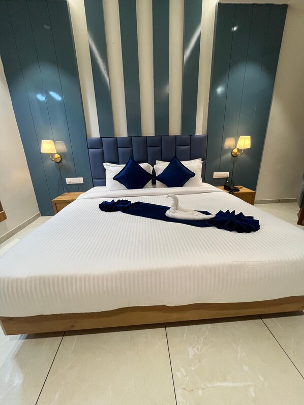 Deluxe Tek Büyük Yataklı Oda | Kaliteli yatak takımı, minibar, masa, dizüstü bilgisayar çalışma alanı 