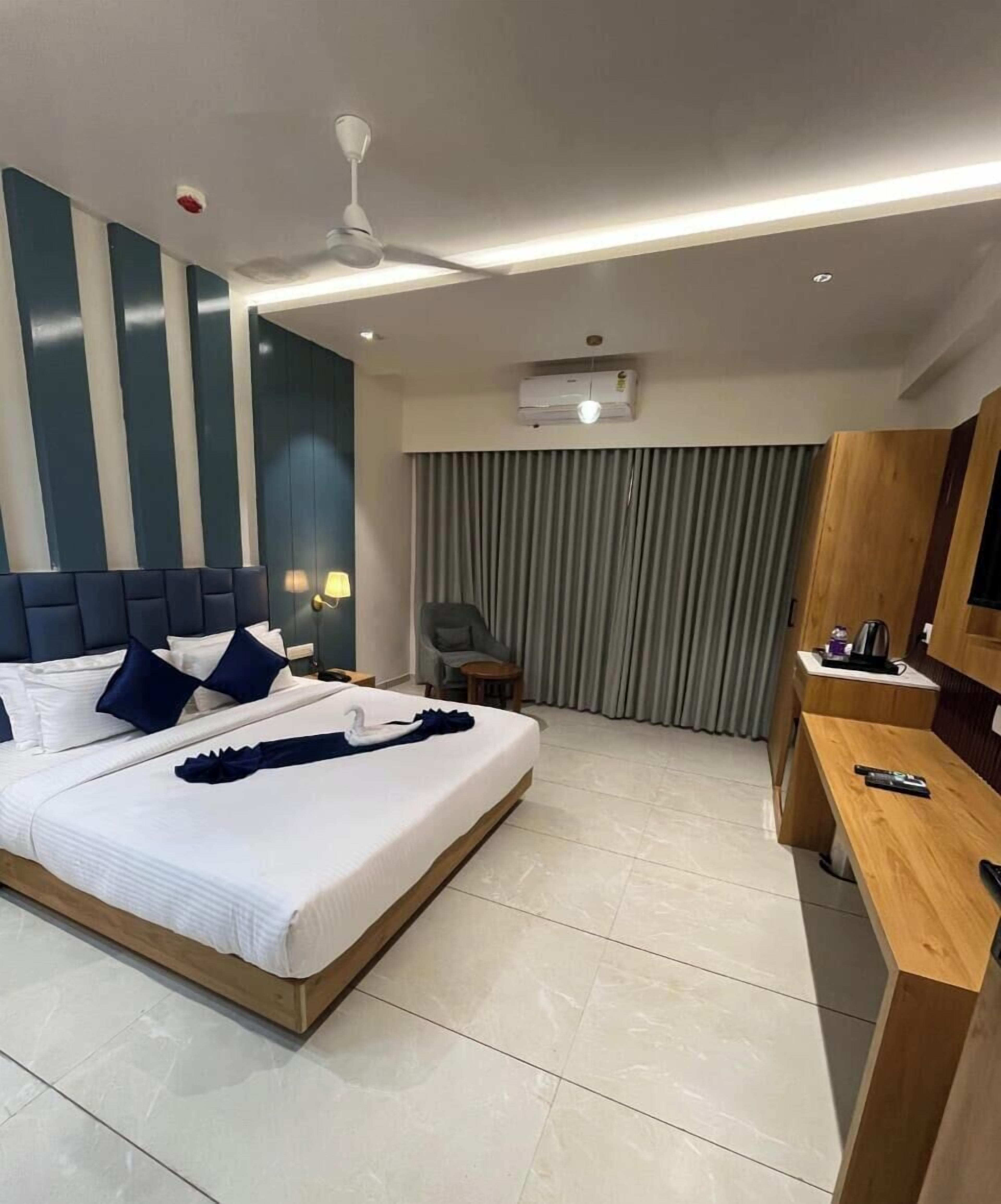 华丽双人房 | 高档床上用品、迷你吧、办公桌、笔记本电脑工作区