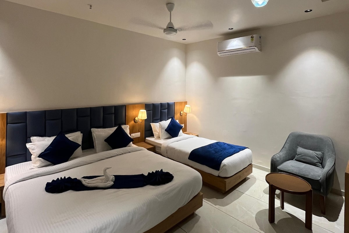 Escritorio, espacio para trabajar con laptop y wifi gratis