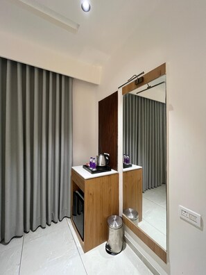 Escritorio, espacio para trabajar con laptop y wifi gratis 