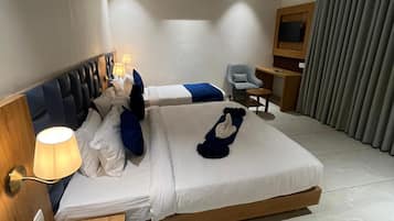 Family Triple Room | Desk, laptop workspace, free WiFi