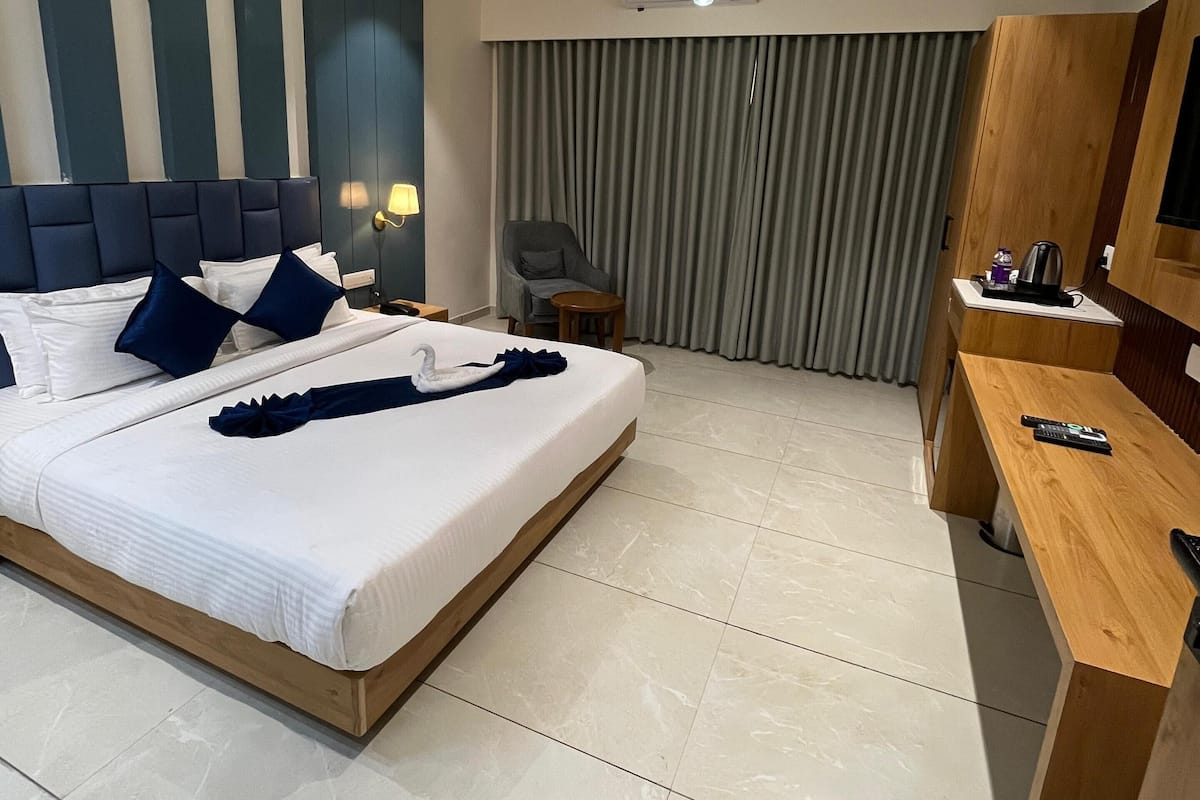 Escritorio, espacio para trabajar con laptop y wifi gratis