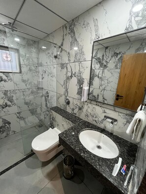 Ducha, toallas, jabón, shampoo