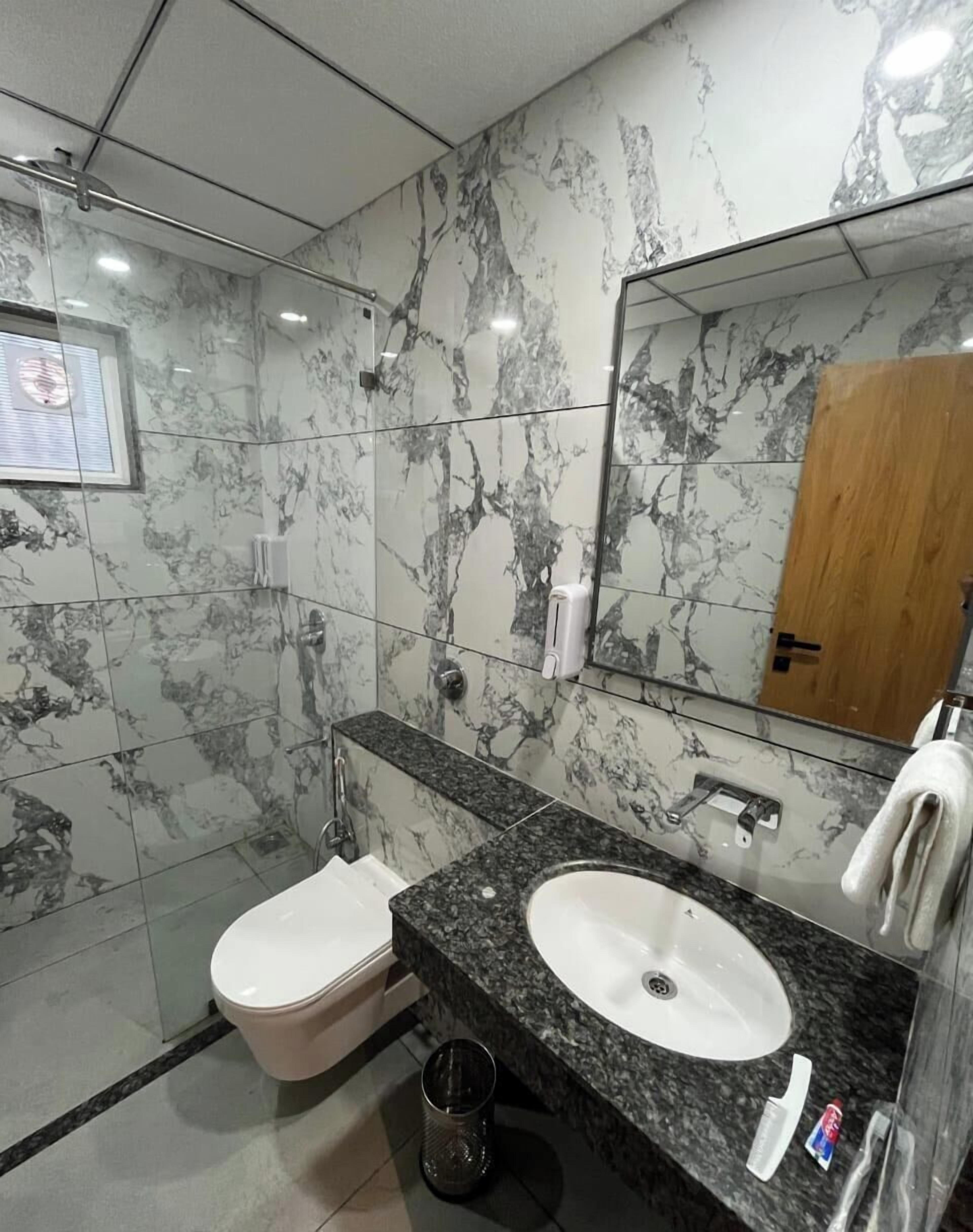 Regadera, toallas, jabón, shampoo 