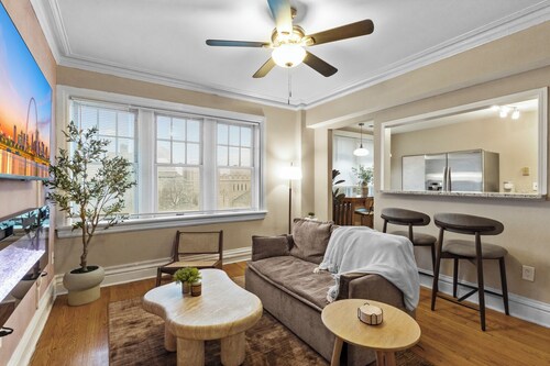 Cozy 1BR Retreat in Central West End with Fireplace, Sofa Bed & City Views