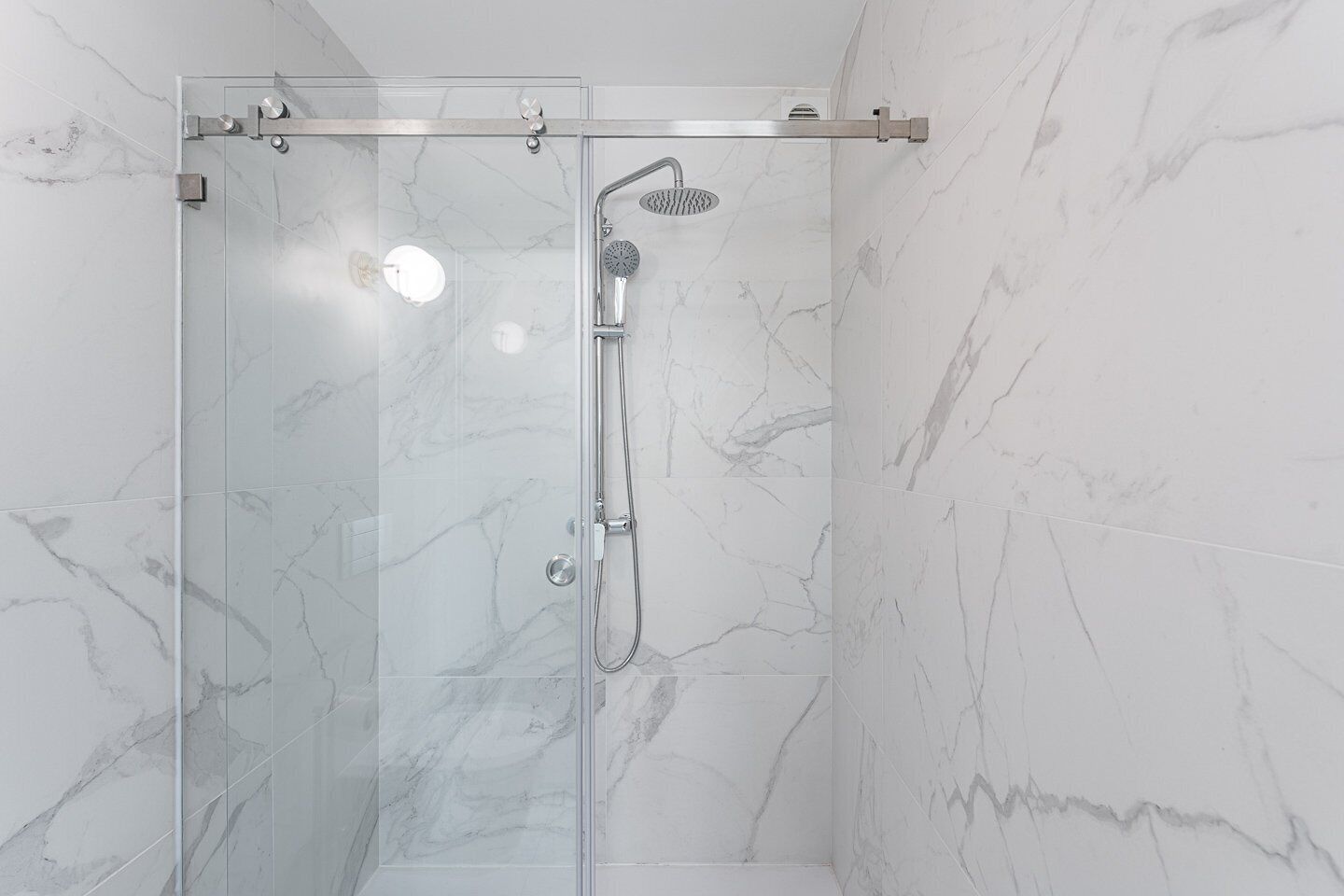 Regadera, secadora de cabello, toallas 