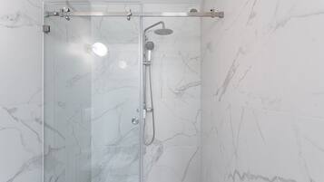 Regadera, secadora de cabello, toallas