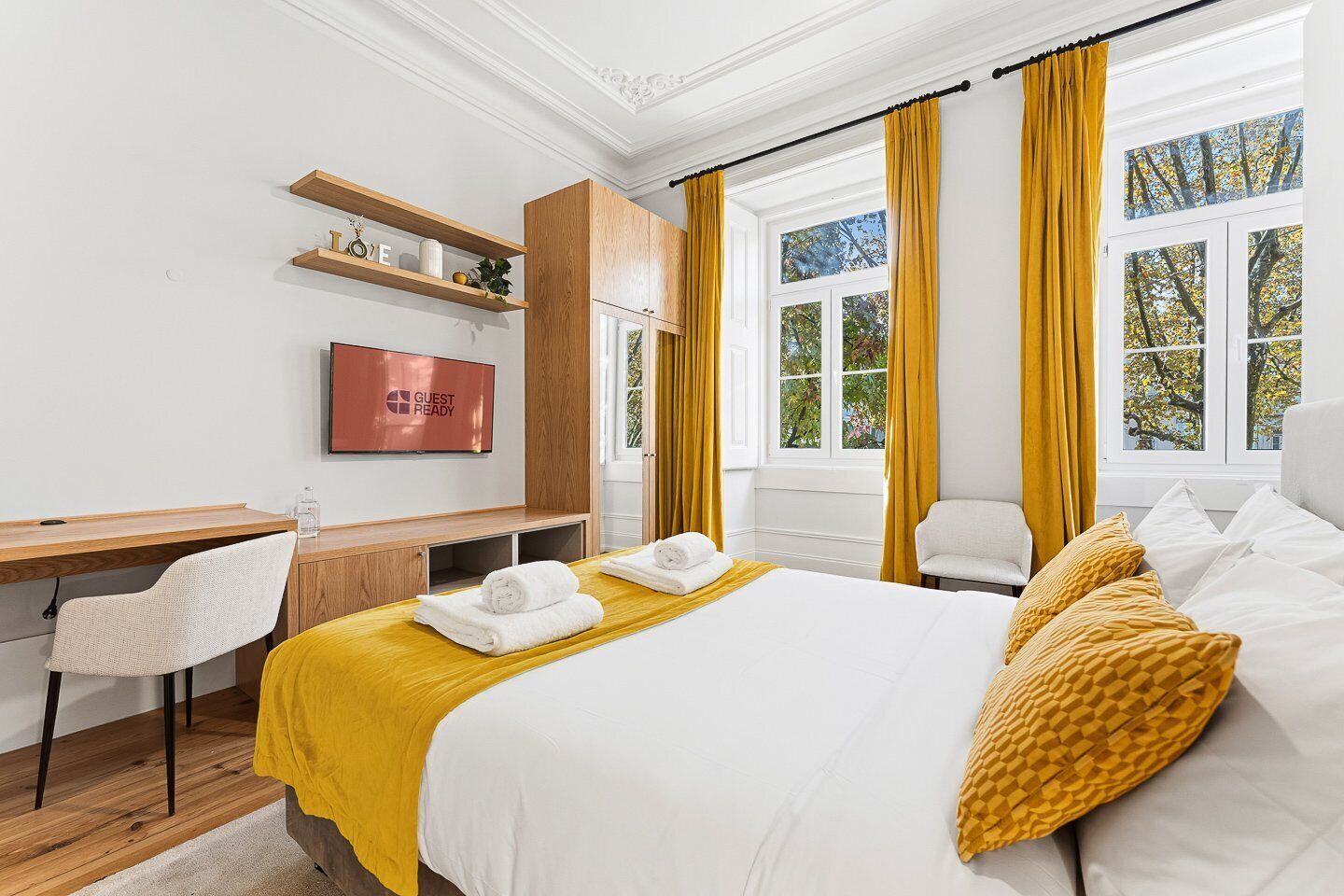 Skrivebord, internettilgang og sengetøy