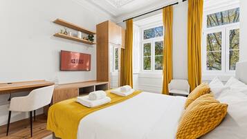 Skrivebord, internettilgang og sengetøy