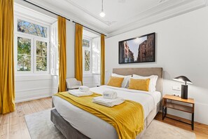 Escritorio, internet y ropa de cama 