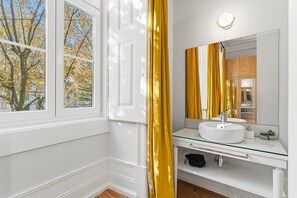 Regadera, secadora de cabello, toallas 