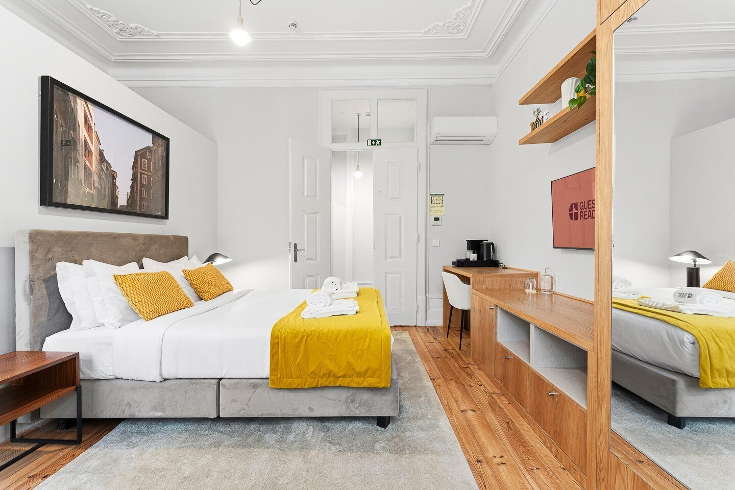 Skrivebord, internettilgang og sengetøy