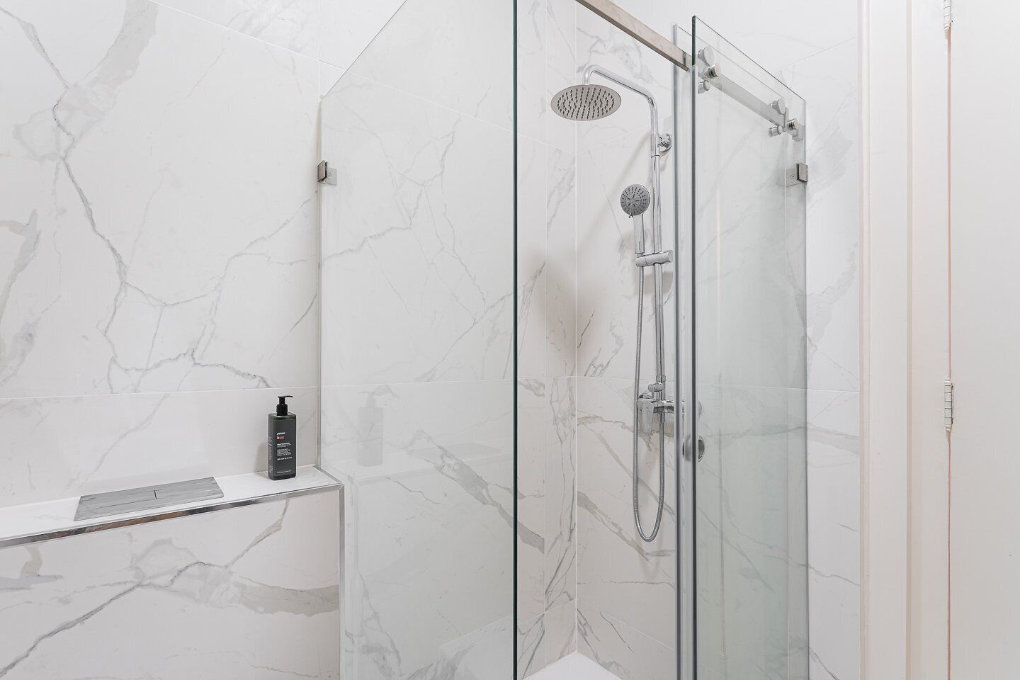 Bruser, hårtørrer, håndklæder