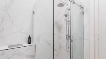 Een douche, een haardroger, handdoeken