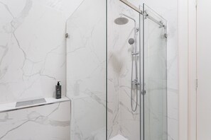 Douche, sèche-cheveux, serviettes fournies