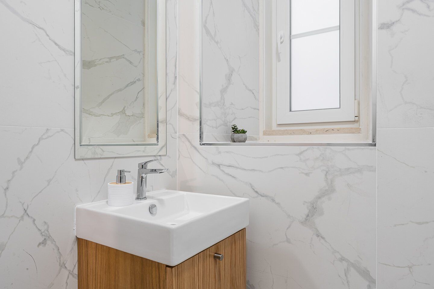 Regadera, secadora de cabello, toallas 