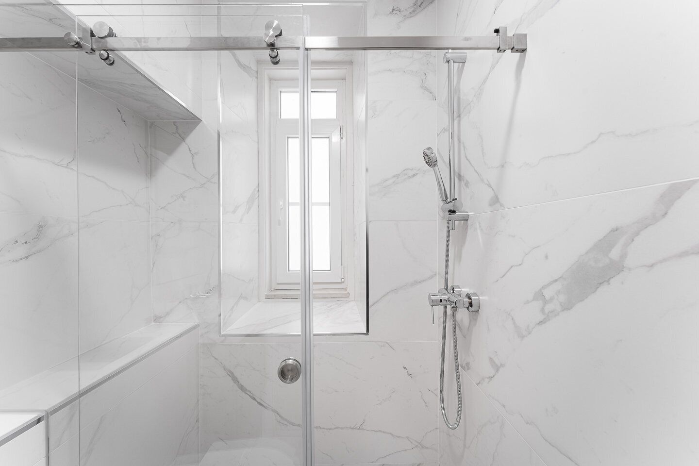 Chuveiro, secador de cabelo, toalhas de banho 