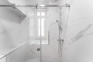 Chuveiro, secador de cabelo, toalhas de banho 