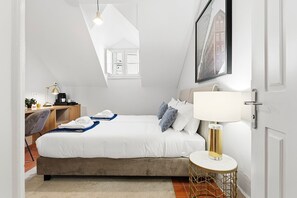 Escritorio, internet y ropa de cama