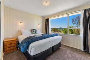 3 bedrooms, desk, WiFi, bed sheets - Stay at the Bay - Taupo (Taupo)