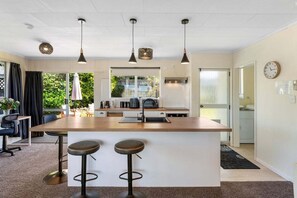 Fridge, microwave, oven, stovetop - Stay at the Bay - Taupo (Taupo)