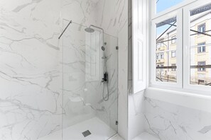 Ducha, secador de pelo y toallas