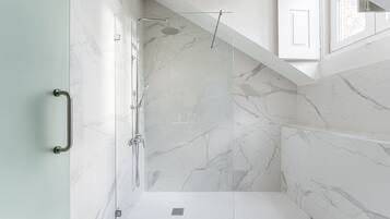 Ducha, secador de pelo y toallas