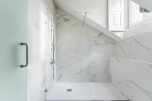 Dusch, hårtork och handdukar