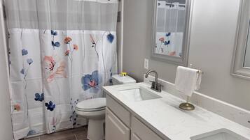 SĂšche-cheveux, serviettes fournies, savon, papier toilette