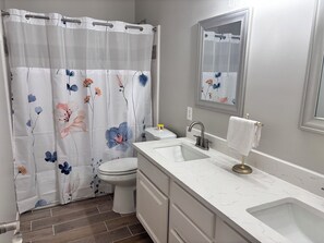 Sèche-cheveux, serviettes fournies, savon, papier toilette