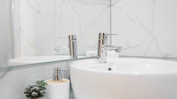 Dusche, Haartrockner, Handtücher