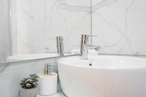 Shower, hair dryer, towels - GuestReady - A&S GuestHouse - Twin Room (Coimbra)