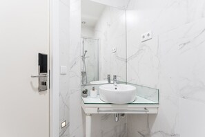 Dusj, hårføner og håndklær