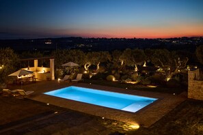 A swimming pool with a view of the city at dusk. - Masseria Maranna Trulli&spa Luxury Villa (Martina Franca)