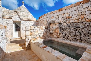 Family Villa, Multiple Bedrooms, Mountainside (Masseria Maranna Trulli & Spa) | Kolam renang | Kolam renang terbuka bermusim 