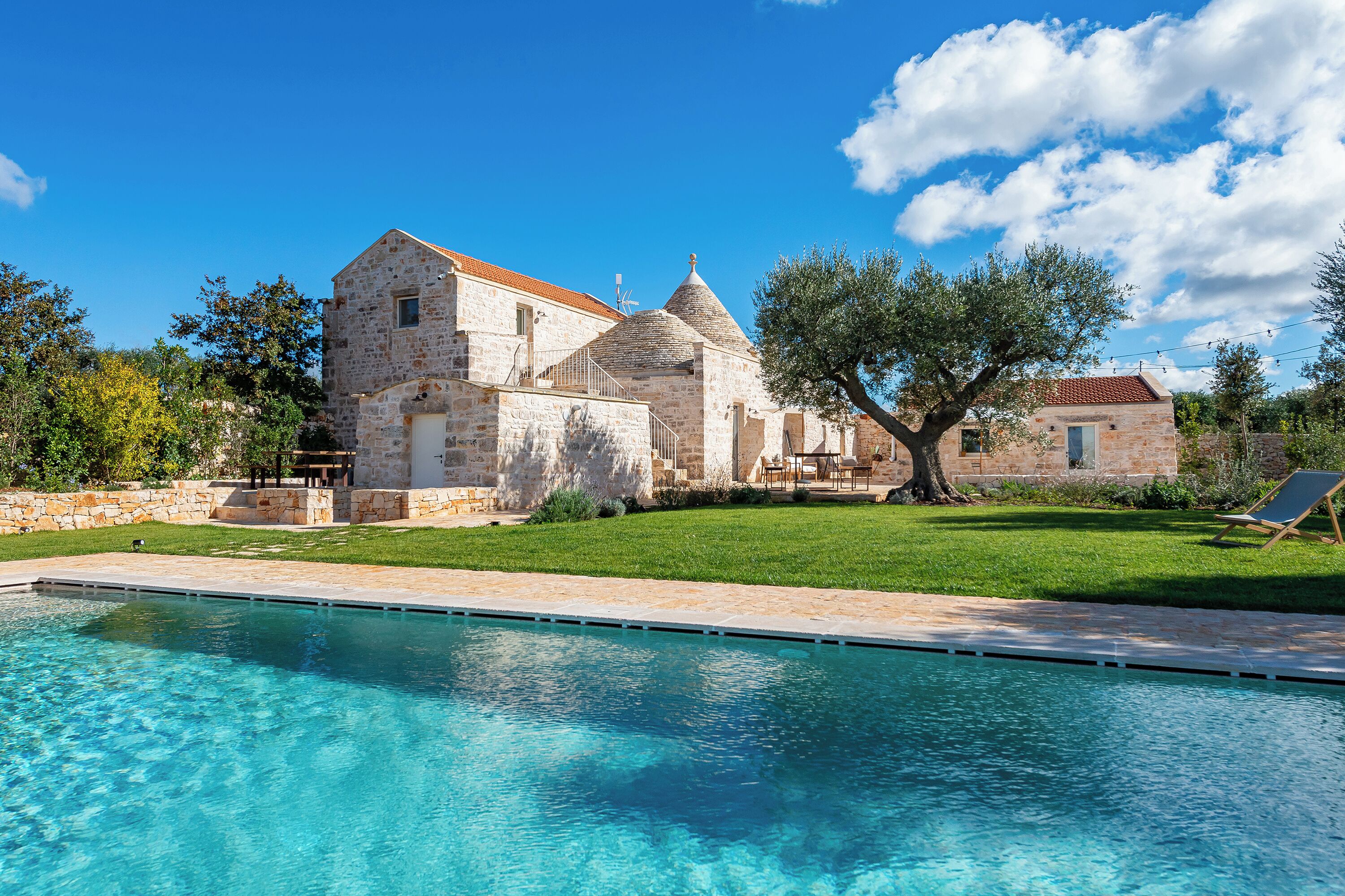 Kauden mukainen ulkouima-allas