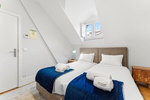 Een bureau, internet, beddengoed